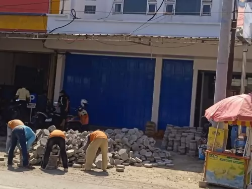 Pemasangan paving block area ruko Tegal