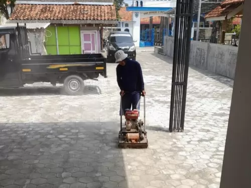 Pemasangan Paving di Kantor daerah Slawi