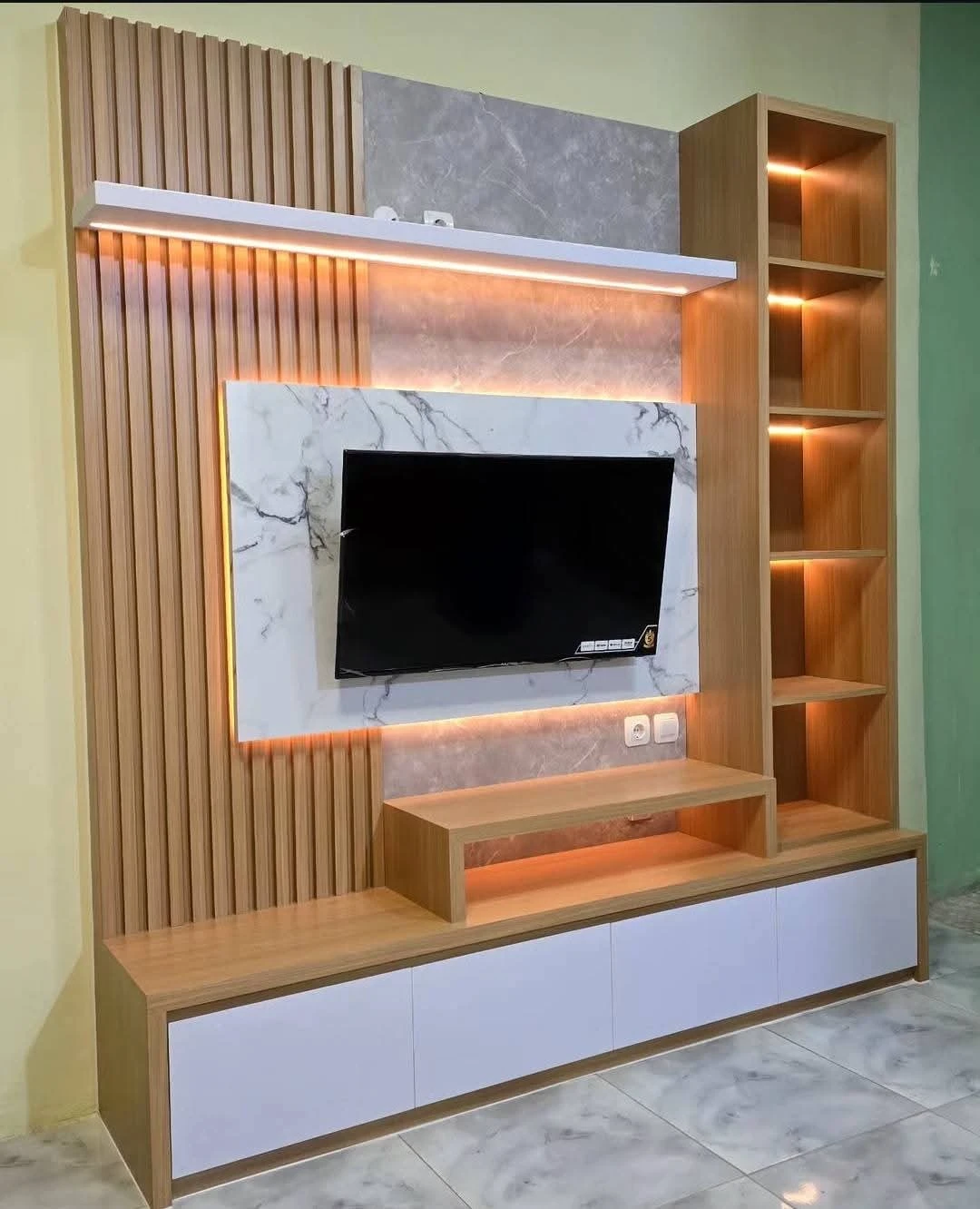 Backdrop TV dengan Kabinet
