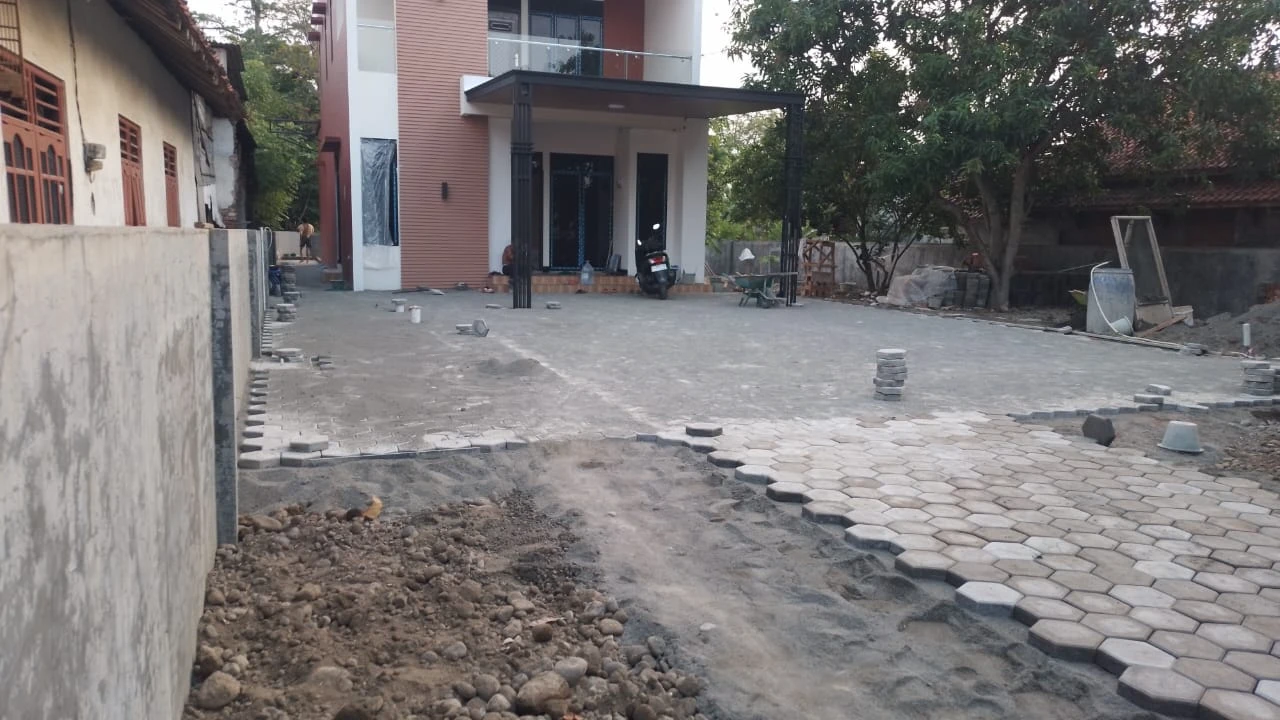 Paving segi enam untuk halaman rumah di petarukan